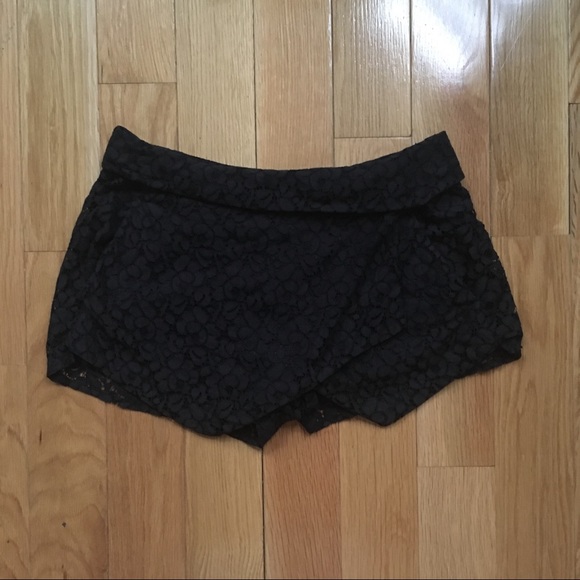 Aritiza Talula Berklee black lace skort - Picture 2 of 4